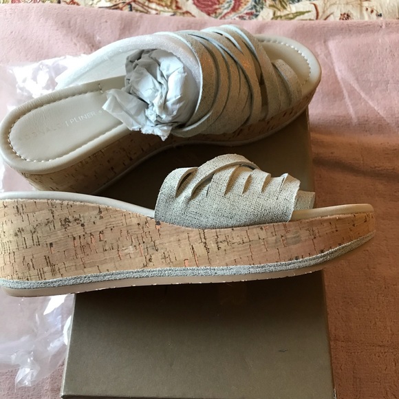 Donald Pliner - Picture 8 of 10